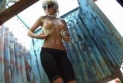 Наглец подсматривает за девушкой в пляжной раздевалке