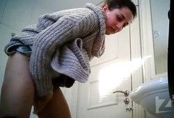 Подглядывают в туалете за симпатичной девушкой