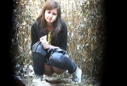 Подсматривают за писающей девушкой в кустах