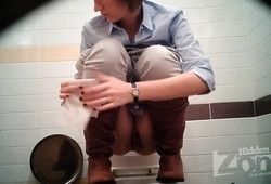 Спрятанные в туалете камеры снимают писающую девушку