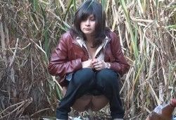 Брюнетка писает на улице сильной струей