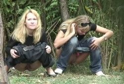 Подсмотренный женский писс на природе