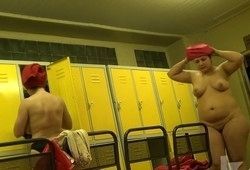 Женщины переодеваются в раздевалке