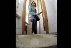 Девушку подловили писающей в туалете универа