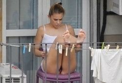 Парень подсматривает за соседкой на балконе