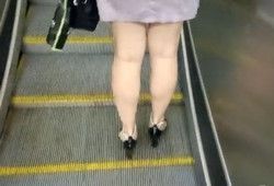 Пока девушка не видела подсмотрел под юбку