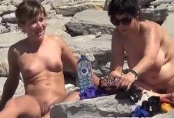 Подсматривают на пляже за зрелыми женщинами