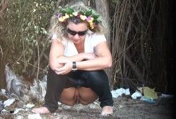 Девушка писает на улице и светит перед камерой свою киску