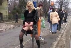 Девушка писает в публичном месте