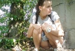 Подсмотрели как писает молодая девушка