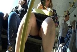 Подглядывает женщине под юбку в автобусе