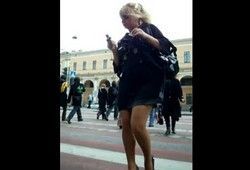 Подглядывает под юбки девушкам которые ходят без трусов