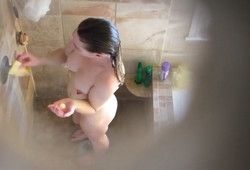 Девушка принимая душ спалилась голышом