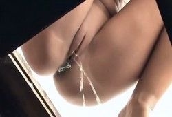 Девушку засняли на скрытую камеру когда она писала в пляжном туалете