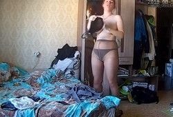 Подсмотрел в комнате за рыжей сестрой