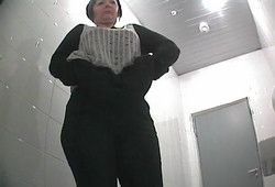 Зрелка зашла отлить в туалет со скрытой камерой