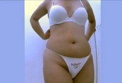 Женщина разделась в пляжной кабинке не зная что за ней подсматривают