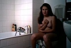 Парень тайно заснял свою сестру голой в ванной комнате