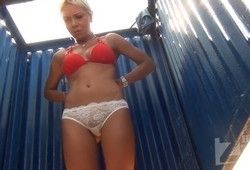 Девушка не знает что показывает себя голой в пляжной кабинке извращенцу