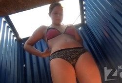 На пляже можно и отдохнуть, и подсмотреть за голыми девушками