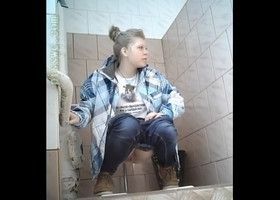 Студентки писают и не видят что за ними подсматривают