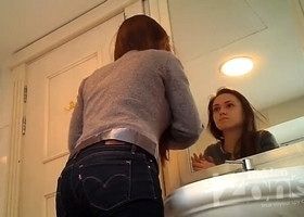 Русские девки писают в общественном туалете