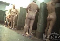 Подглядывание в душе за зрелыми голыми бабами