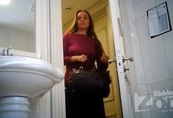 В туалетах подсмотрели за писающими бабами