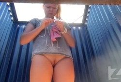 Подсмотрели за девушкой в пляжной кабинке меняющей тампон