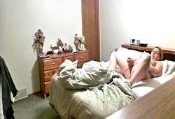 Девушка мастурбирует в спальне в ожидании оргазма