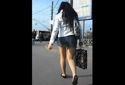 Любитель подсматривает девушкам под юбки