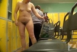 Зрелая брюнетка собирается на помывку в душевую