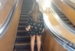 А девушка и не догадывается что ей подсматривают под платье