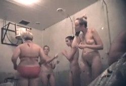 В женском душе снимают на скрытую камеру