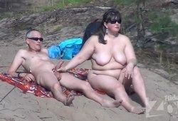 Женщина ласкает член своему мужику на пляже