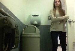 Пока девушка писала в туалете, ее снимала скрытая камера