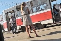 Скрытая камера заглянула девушке под платье