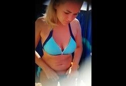 В кабинку на пляже зашла девушка, и попалась на скрытую камеру