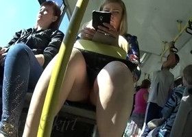 Наглец подсматривает под юбки в общественном транспорте