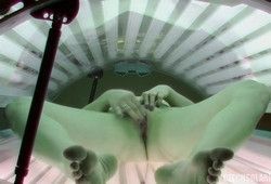 Чтобы в солярии не было скучно, девушка занялась мастурбацией