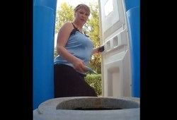 Пухленькая женщина зашла в туалет пописать