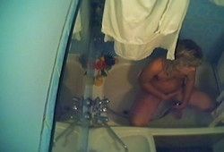 Женщина занимаясь мастурбацией попалась на камеру