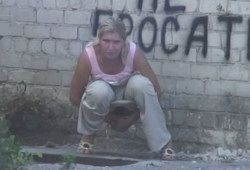 Девушка писает и моет руки мочой