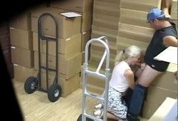 Кладовщица делает грузчику минет