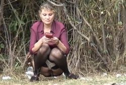 Девушка писает в кустах, не зная что за ней подглядывают