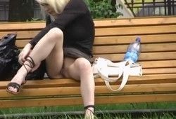 Парень подловил на улице блондинку без трусов, и заснял ее на камеру