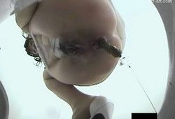 Пока азиатка какала ее снимали скрытые камеры