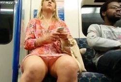 Девушку без трусов засняли в вагоне электрички