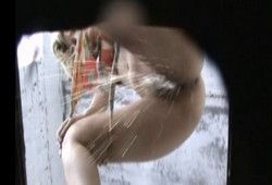 Подсматривают в туалете снизу за писающей блондинкой