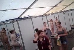 В просторной душевой поставили скрытую камеру